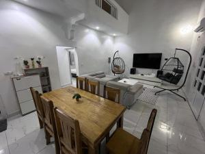 een woonkamer met een tafel en een bank bij Terranga in Mbour