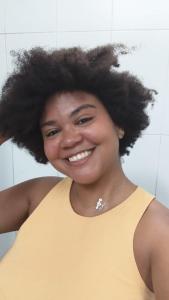 een vrouw in een gele jurk met een afro bij House Anas in Vespasiano