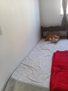 een bed in een kamer met een rode deken erop bij House Anas in Vespasiano