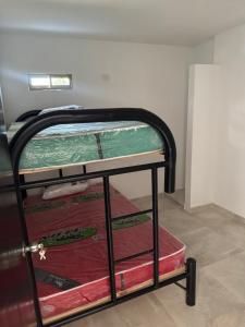 een stapelbed met twee koffers erop bij Apartamentos King Arthur in Punta Seca