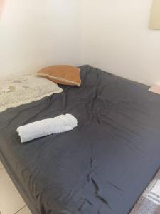 een witte opgerolde handdoek op een bed bij House Anas in Vespasiano