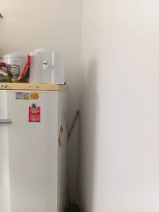 een keuken met een witte koelkast en een aanrecht bij House Anas in Vespasiano