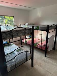 een groep stapelbedden in een kamer bij Apartamentos King Arthur in Punta Seca