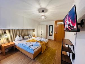 En eller flere senge i et værelse på Comfort Room in Warmbad