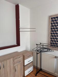 een keuken met een koelkast en een houten kast bij Mathilde in Quedlinburg