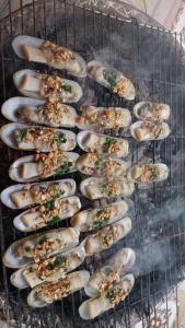 Xóm MũiHomestay Hải Nam Đất Mũi的一群牡 ⁇ 正在烧烤上烹饪