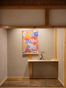 una mensola con un dipinto su un muro di 悠然居SR Inn a Kyoto