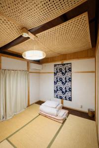 una camera con due letti e un soffitto di 悠然居SR Inn a Kyoto