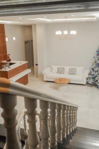 een woonkamer met een bank en een tafel bij Barca Hotel in Jerevan