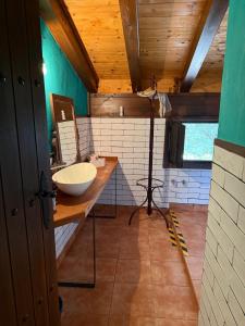 een badkamer met een wastafel en een spiegel op een aanrecht bij Albergue Rural Montebaserria in Ziortza-Bolibar