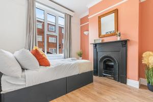una camera da letto con un letto e un camino di NEW! Sleeps 5 - Free Parking - Contractors a Warwick