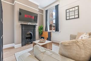 un soggiorno con divano e camino di NEW! Sleeps 5 - Free Parking - Contractors a Warwick