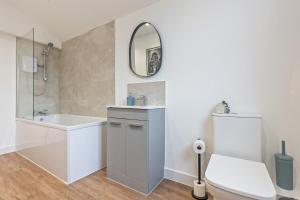 un bagno con vasca, lavandino e WC di NEW! Sleeps 5 - Free Parking - Contractors a Warwick Altre 22 foto