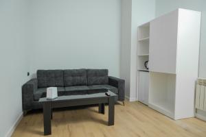 een woonkamer met een bank en een tafel bij Barca Hotel in Jerevan