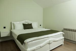 - une chambre avec un lit blanc et une couverture noire dans l'établissement Barca Hotel, à Erevan 24 autres photos