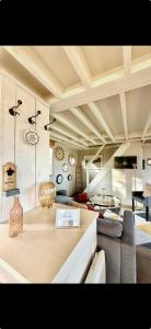 ein Wohnzimmer mit Sofa und Tisch in der Unterkunft La sauvagine les pieds dans l'eau in Cricquebœuf