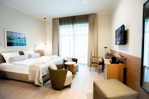 een hotelkamer met een bed en een bureau bij Farmer Hotel Basedow in Basedow