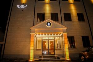 une façade d'hôtel la nuit dans l'établissement Barca Hotel, à Erevan