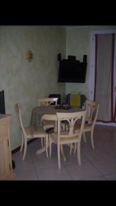 una sala da pranzo con tavolo e sedie di casavacanzasilvia a Rubiera