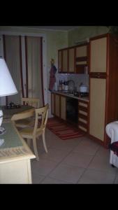 una cucina con una persona in piedi di casavacanzasilvia a Rubiera 1 altra foto