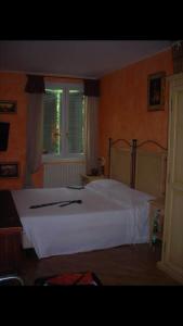 una camera da letto con un letto bianco e una finestra di casavacanzasilvia a Rubiera