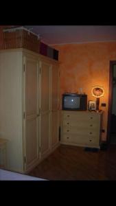 una TV seduta sopra un comò in una stanza di casavacanzasilvia a Rubiera