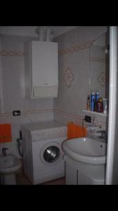 un bagno con lavatrice e lavandino di casavacanzasilvia a Rubiera