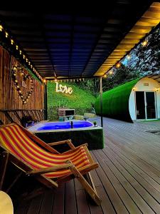 Swimmingpoolen hos eller tæt på Criss Glamping