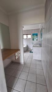 Et badeværelse på Oceans Rise Guest House Budget Friendly