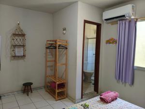 een kamer met een badkamer met een toilet en een spiegel bij Aquarela Suítes in Piúma +42 foto's