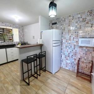 een keuken met een witte koelkast en een aanrecht bij Container Hospedaria Paraty in Paraty