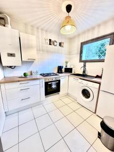 Køkken eller tekøkken på Joli studio les pieds dans l eau avec place de Parking gratuite