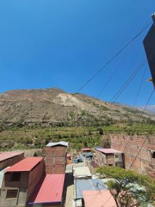 una piccola cittadina con una montagna sullo sfondo di Hostal la familia a Churín