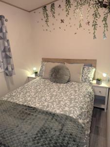 una camera da letto con un letto con una pianta sul muro di SummerBreeze Retreat a Hartley