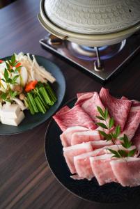 Đồ ăn tại/gần nhà khách