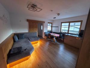 een woonkamer met een bank en een tafel bij Bergpanorama Mühlhans in Gallzein