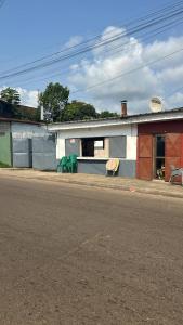 een gebouw aan de kant van een straat bij Chez Bernard in Libreville