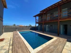 een zwembad op het dak van een gebouw bij Suítes Taipu de Fora in Marau