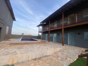 een gebouw met een patio met een zwembad bij Suítes Taipu de Fora in Marau +17 foto's