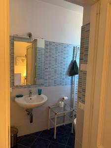 een badkamer met een wastafel en een spiegel bij Artemide Relais in Montebelluna +25 foto's