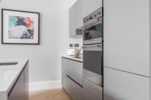 eine Küche mit Herd und Kühlschrank in der Unterkunft Metro Luxe Suites in Porto Cervo + 19 Fotos