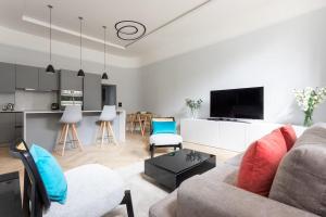 ein Wohnzimmer mit Sofa und eine Küche in der Unterkunft Metro Luxe Suites in Porto Cervo