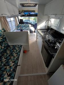 Kuchyň nebo kuchyňský kout v ubytování Bbzao motor home + 17 fotografií