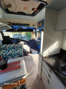 een interieur van een camper met een keuken bij Bbzao motor home in São Sebastião