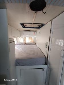 een slaapkamer met een bed in een camper bij Bbzao motor home in São Sebastião +10 foto's