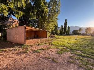 a building in the middle of a field at Casa de campo in Uspallata