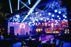 een kamer met tafels, stoelen en verlichting bij Radisson Blu Resort Dharamshala in Dharamshala +177 foto's