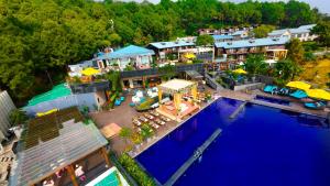 een luchtfoto van een resort met een groot zwembad bij Radisson Blu Resort Dharamshala in Dharamshala