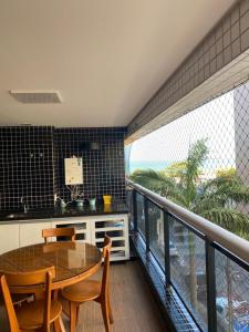 een keuken met een tafel en stoelen op een balkon bij Landscape Beira Mar in Fortaleza