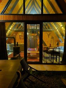 een woonkamer met uitzicht op een kamer met een tafel bij Mira Bungalov in Trabzon